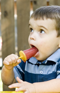 小男孩和Popsicle