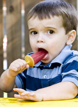 孩子與Popsicle