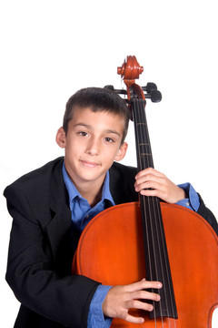 男孩玩Cello