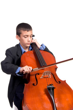 男孩玩Cello