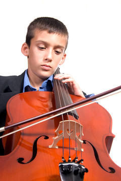 男孩玩Cello
