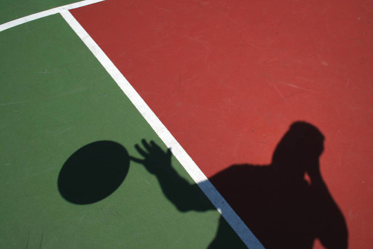 籃球運動員運球的影子