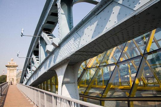 由橋