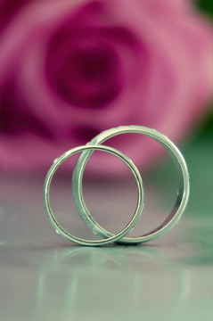 兩個(gè)結(jié)婚戒指