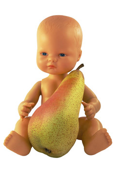 白色的娃娃和梨