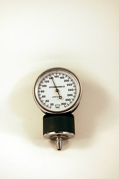 血壓計顯示140mm