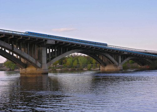 河上的地鐵橋