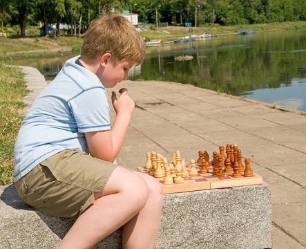 男孩下棋