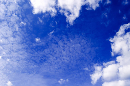 天空。