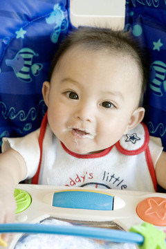Baby Boy（6-9個(gè)月）坐在高椅子上面食品