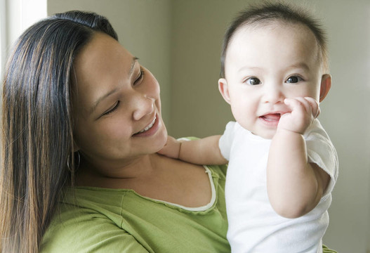 母親看著兒子（6-9個月）；抱著嬰兒