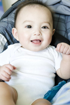 Baby Boy（6-9個(gè)月）坐在汽車(chē)座椅