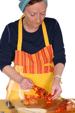 家庭主婦制作沙爹