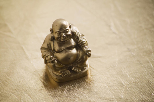 Golden Buddha在閃亮的表面