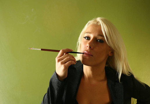 帶香煙的女孩