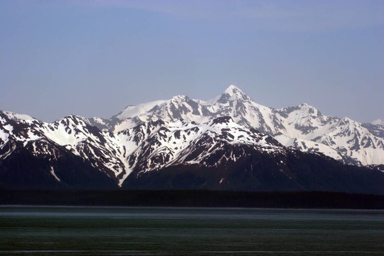積雪的山峰