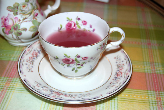 带粉红茶的茶杯