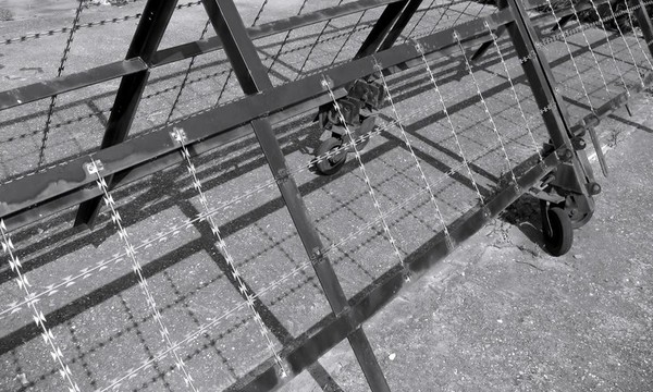路障和Barbed Wire