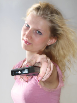 女孩手中的遙控器