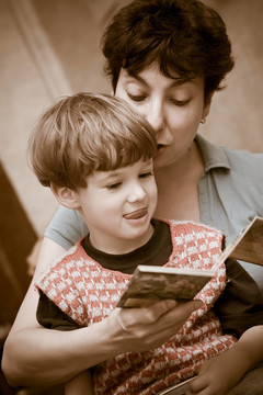 妈妈和男孩一起读这本书
