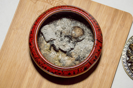 煙爐煙灰燒剩的煙灰