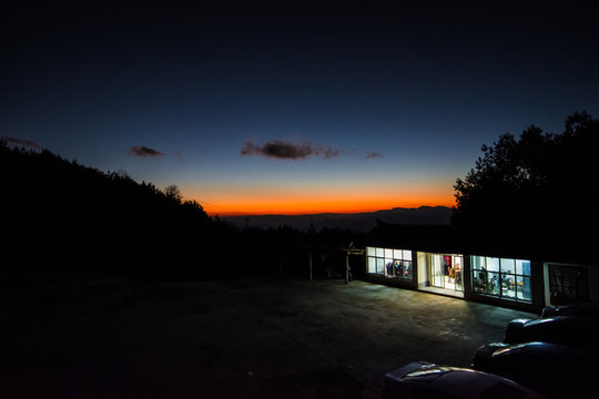 雪山驛站夜景