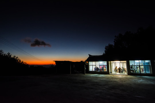 雪山驛站夜景