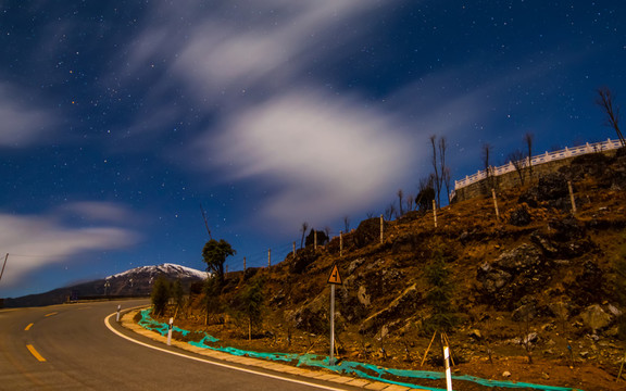 星空下的雪山公路
