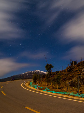 星空下的雪山公路
