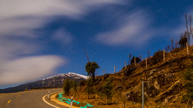 星空下的雪山公路