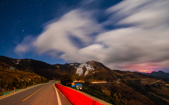 星空下的雪山公路