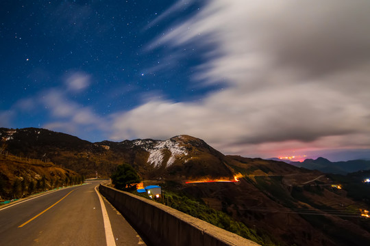 星空下的雪山公路
