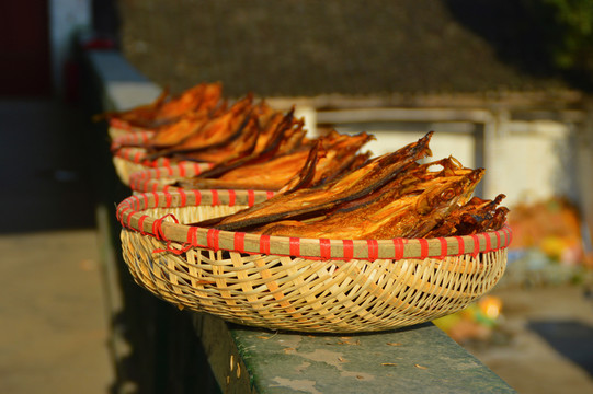 一盤魚干
