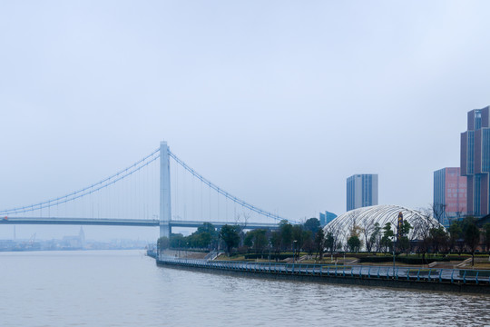 雨霧蒙蒙的甬江兩岸 寧波甬江風(fēng)