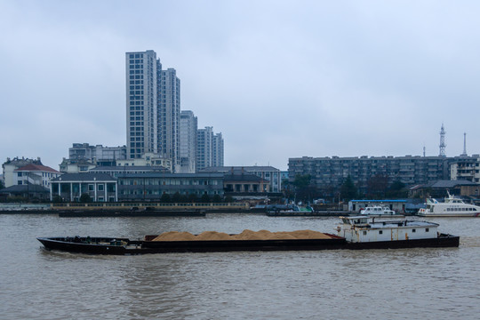 雨霧蒙蒙的甬江兩岸 寧波甬江風(fēng)