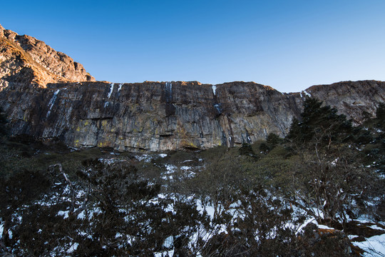 轎子雪山絕壁仰視