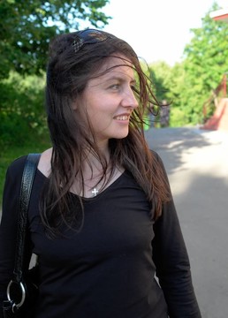 城市街上的年輕女人。