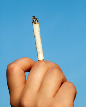 婦女手上的香煙頭