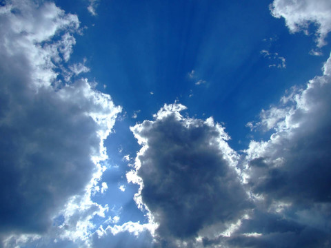 天空背景。天空；太陽(yáng)和云背景。