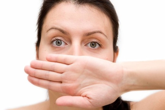 女人閉上了嘴一只手