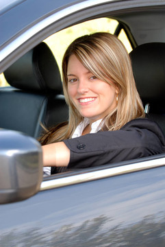 女人駕駛她的車