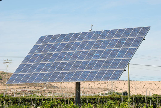 西班牙的一個(gè)橙色種植園中的太陽能電池板