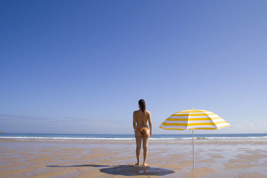 站在海灘上的女人