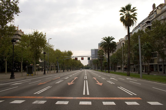 在擁擠的城市的空蕩蕩的道路