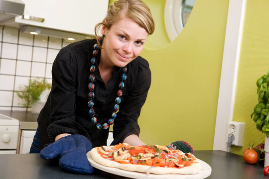 與Fresh Pizza的女人