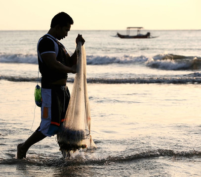 人在夕陽中釣魚