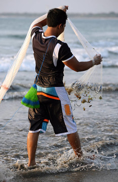 人在夕陽中釣魚