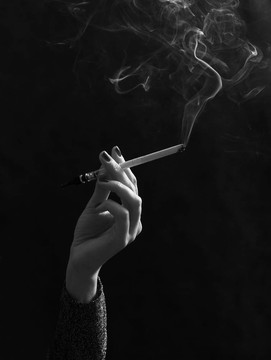 用香煙的手