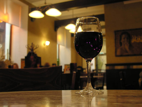 在咖啡館的玻璃酒杯
