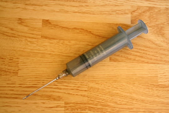 餐桌上的肉香味注射器